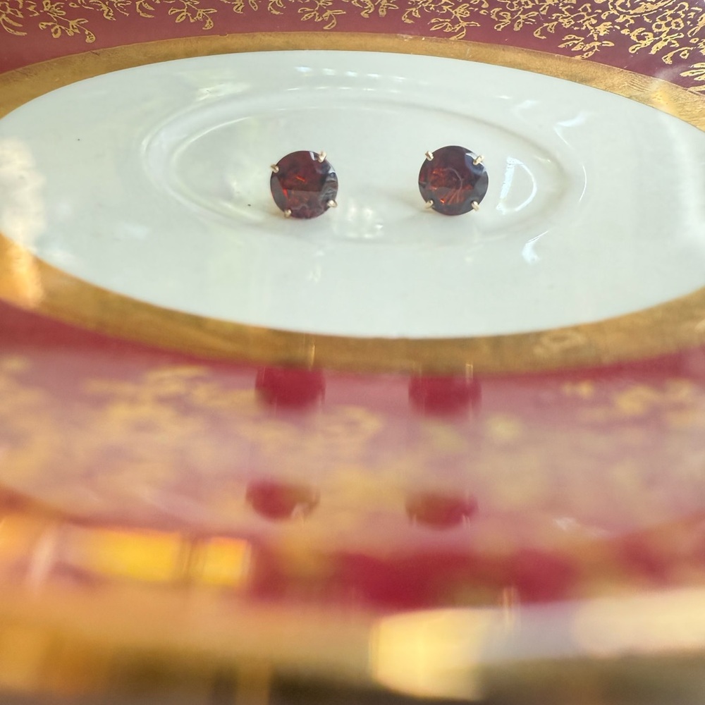 Elegant 10KT Gold and Garnet Stud Earrings - Picture 2 of 7